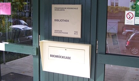 Briefkasten für Bücherrückgabe an der Zentralbibliothek