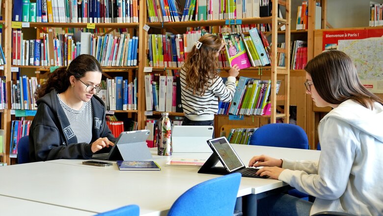 Das Bild zeigt arbeitende Studierende in der Didaktischen Werkstatt Sprachen