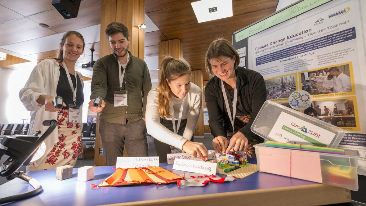 Zu sehen sind Mitarbeiter:innen von Transfer Together beim Education Bildungsgipfel der MRN.