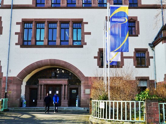 Das Foto zeigt den Haupteingang des Altbaus der PH Heidelberg.