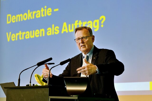 Zu sehen ist Bodo Ramelow während seines Vortrages am Rednerpult stehend.