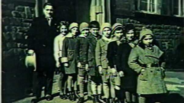 Foto von Kindern und einem Mann