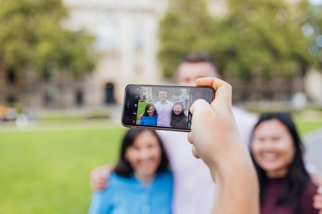 Eine Person fotografiert mit dem Handy