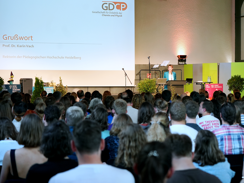 Rektorin Karin Vach begrüßt im Festsaal die Tagung der "Gesellschaft für Didaktik der Chemie und Physik"