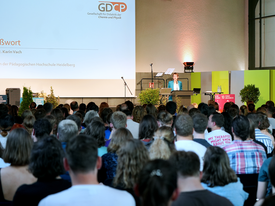 Rektorin Karin Vach begrüßt im Festsaal die Tagung der "Gesellschaft für Didaktik der Chemie und Physik"
