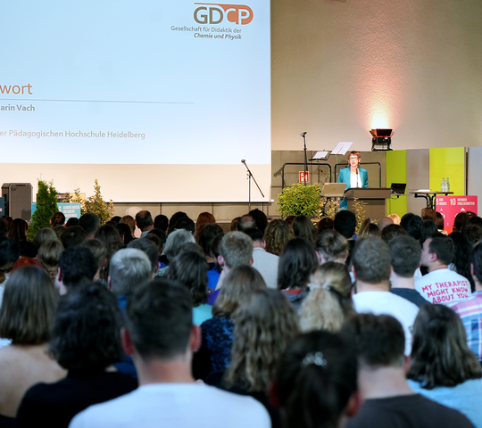 Rektorin Karin Vach begrüßt im Festsaal die Tagung der "Gesellschaft für Didaktik der Chemie und Physik"