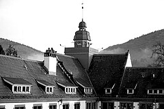 Gebäude des Altbaus der PH in schwarz-weiß.