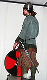Bild vom Housecarl im Kettenhemd mit Helm, Schwert und rundem Schild