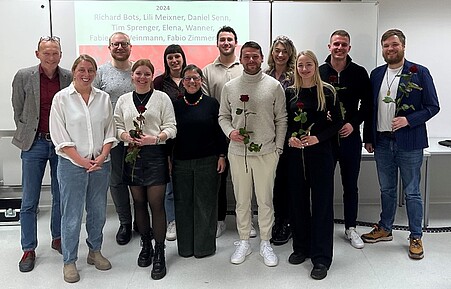 Foto von Alumni und Alumnae und Dozent:innen des Fachs Geschichte