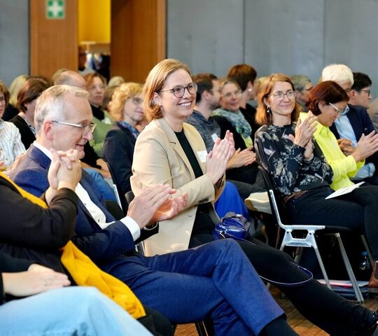 Blick ins Publikum der QuaMath-Jahrestagung. Der Schwerpunkt des Fotos liegt auf Marita Friesen.