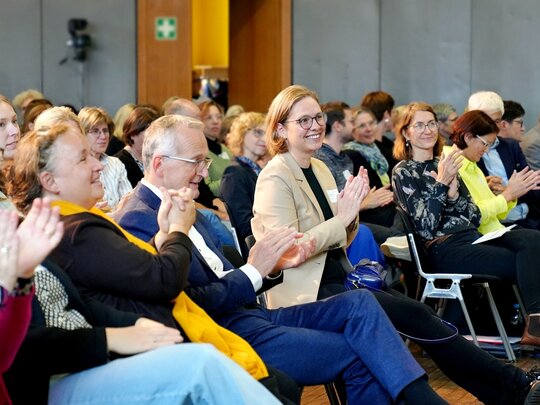 Blick ins Publikum der QuaMath-Jahrestagung. Der Schwerpunkt des Fotos liegt auf Marita Friesen.