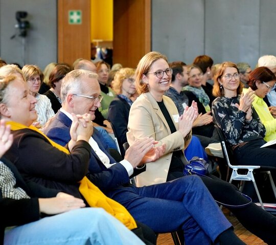 Blick ins Publikum der QuaMath-Jahrestagung. Der Schwerpunkt des Fotos liegt auf Marita Friesen.