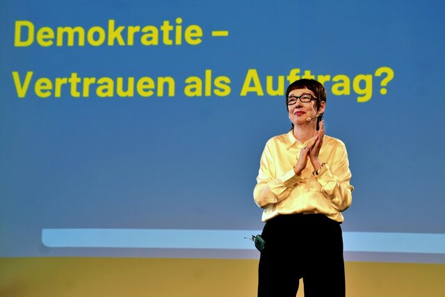 Zu sehen ist Rektorin Karin Vach auf dem Podium.