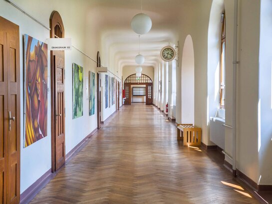 Das Bild zeigt einen Flur im Altbau der Pädagogischen Hochschule Heidelberg