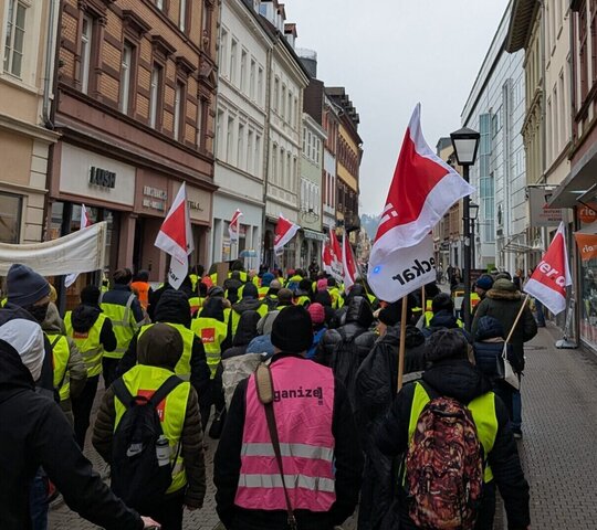 Zu sehen sind Teilnehmende des Streiks im Öffentlichen Dienst im Februar 2026 in Heidelberg.