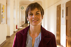  Portrait von Antje Schröder-Schulz im Flur der Ph.