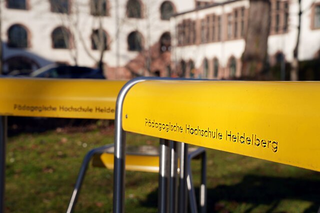 Innenhof der PH mit Arbeitstischen