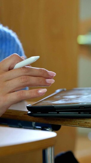 Eine Studentin der Pädagogischen Hochschule arbeitet mit einem Tablet. 