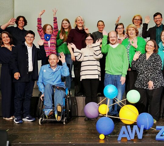 Das inklusive Team des Annelie-Wellensiek-Zentrums für inklusive Bildung der Pädagogischen Hochschule Heidelberg strahlt winkend in die Kamera.