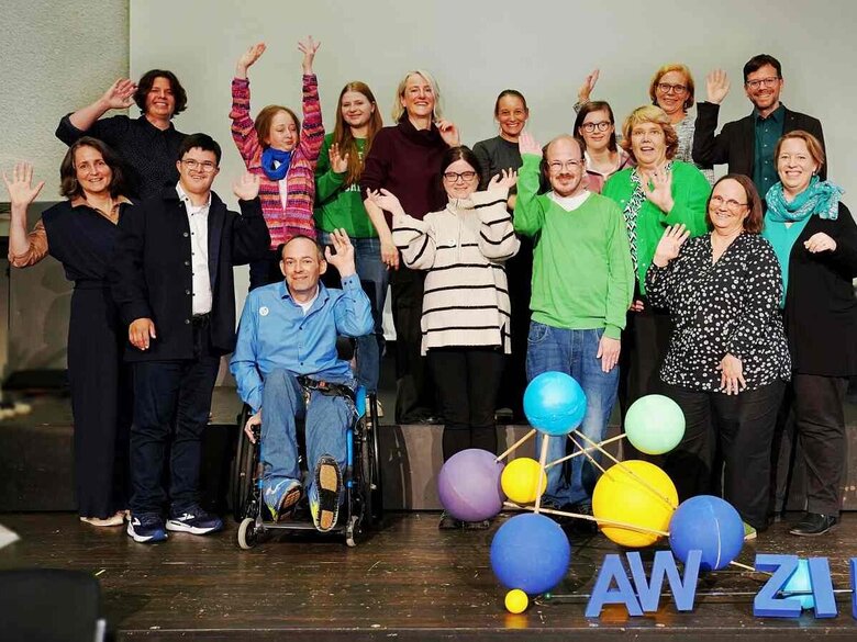 Das inklusive Team des Annelie-Wellensiek-Zentrums für inklusive Bildung der Pädagogischen Hochschule Heidelberg strahlt winkend in die Kamera.