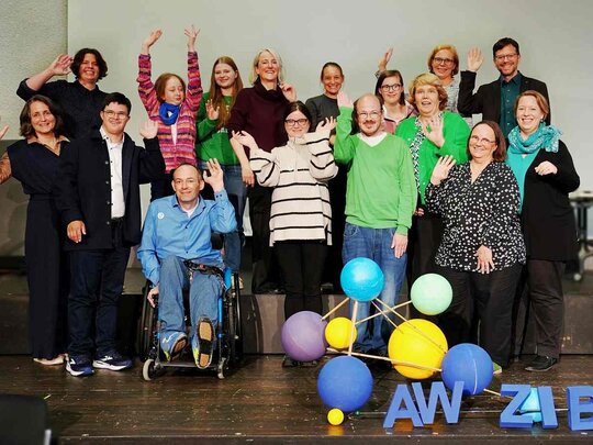 Das inklusive Team des Annelie-Wellensiek-Zentrums für inklusive Bildung der Pädagogischen Hochschule Heidelberg strahlt winkend in die Kamera.