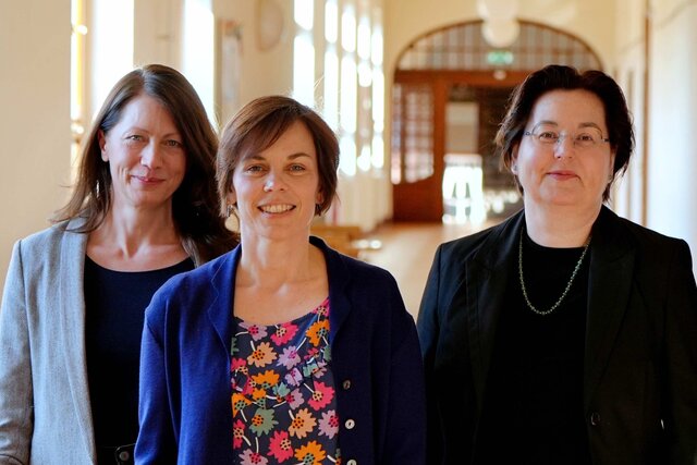 Das Team Professional School PHHD laufen im Gang des Altbaus der Pädagogischen Hochschule. 