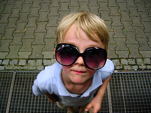 Kind mit Sonnenbrille in Nahaufnahme