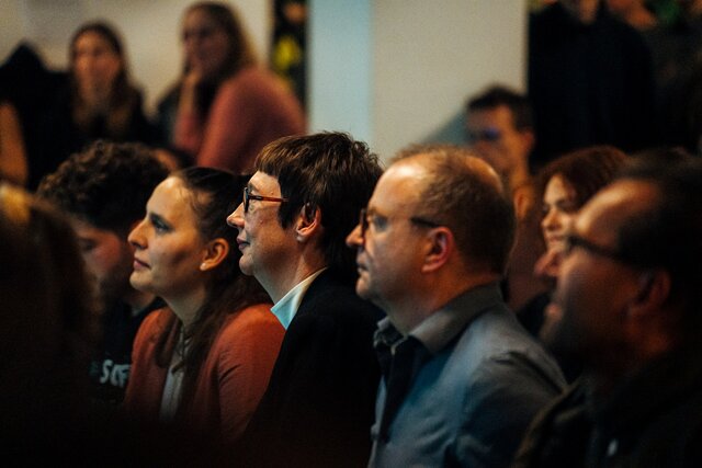 Zu sehen ist Rektorin Karin Vach im Publikum beim Science Slam der PH Heidelberg 2024.