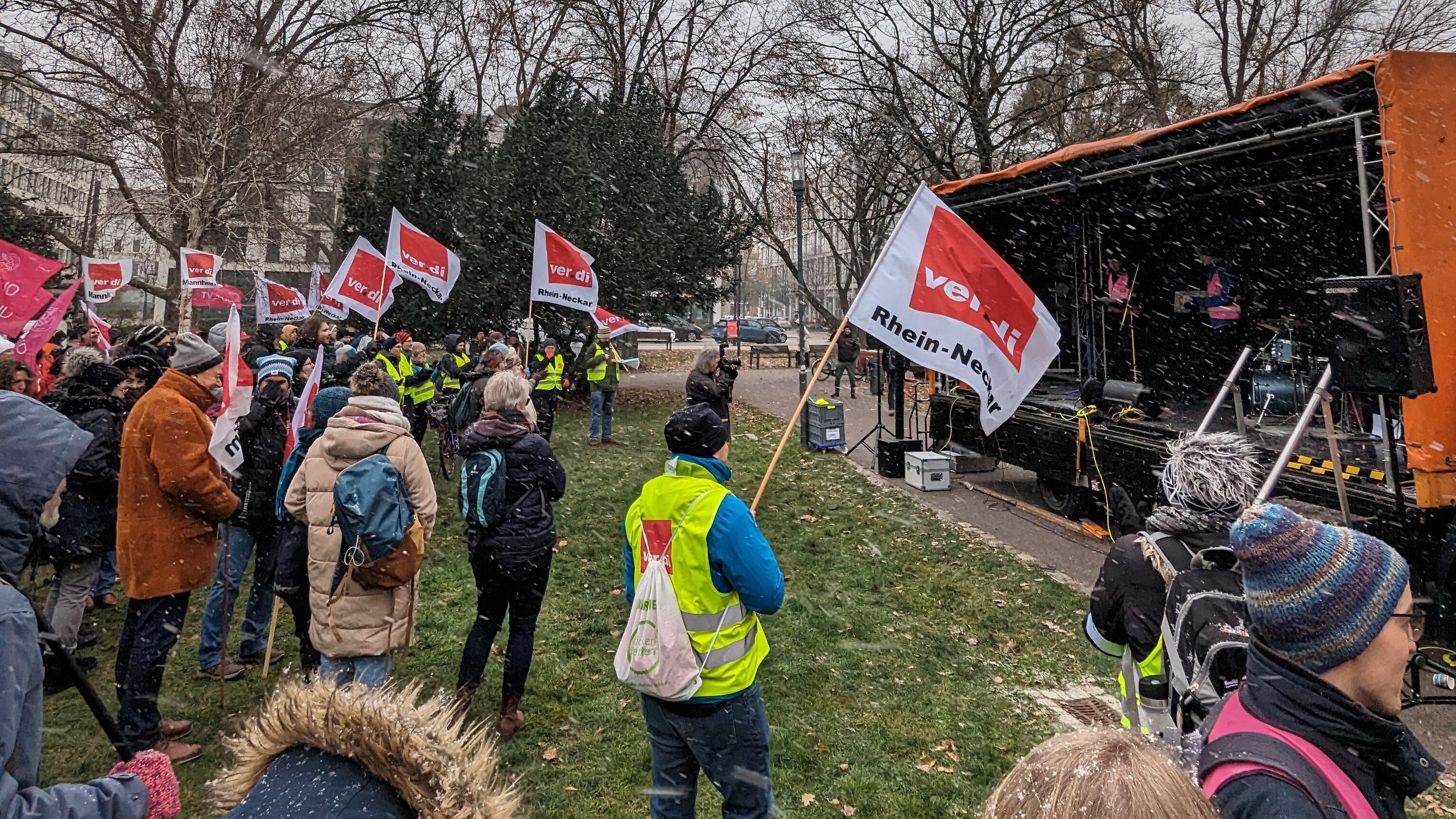 Zu sehen ist eine Demonstration mit Kundgebung und verdi-Fahnen.