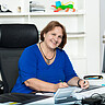 Porträtaufnahme von Kultusministerin Theresa Schopper am Schreibtisch.