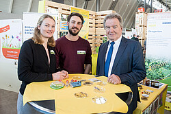Umweltminister Franz Untersteller mit der Tutorin Wiebke Thumfart und dem Tutor Jan Bodwin.