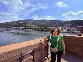 Zu sehen ist Carolina Dominguez auf der Alten Brücke in Heidelberg.