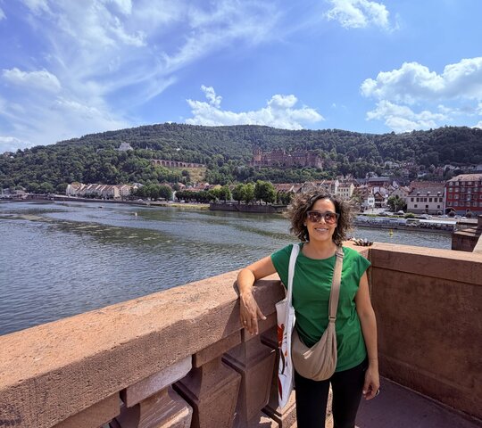 Zu sehen ist Carolina Dominguez auf der Alten Brücke in Heidelberg.