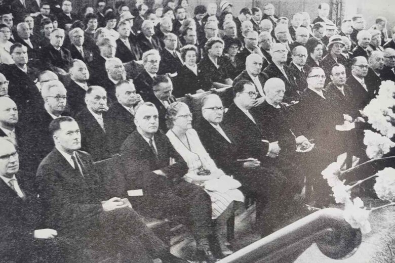 schwarz-weiß Aufnahme der Teilnehmenden der Gründungsveranstaltung der Pädagogischen Hochschule Heidelberg, ein wichtiger Moment in der Geschichte der Hochschule