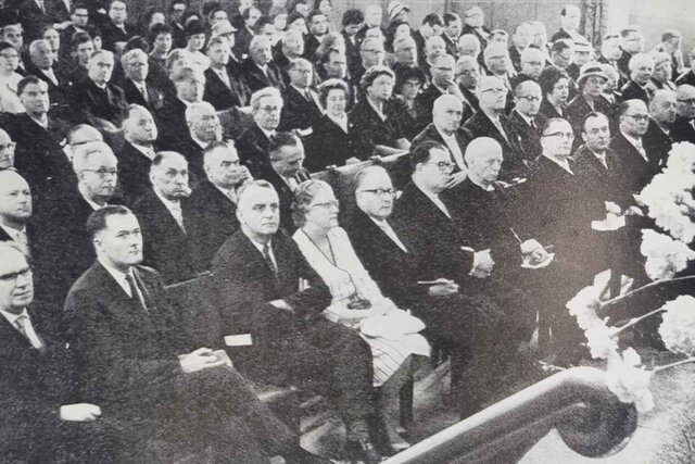 schwarz-weiß Aufnahme der Teilnehmenden der Gründungsveranstaltung der Pädagogischen Hochschule Heidelberg, ein wichtiger Moment in der Geschichte der Hochschule