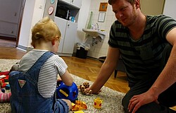 Das Foto zeigt einen Mann mit einem Kleinkind beim Spielen. Copyright Pädagogische Hochschule Heidelberg