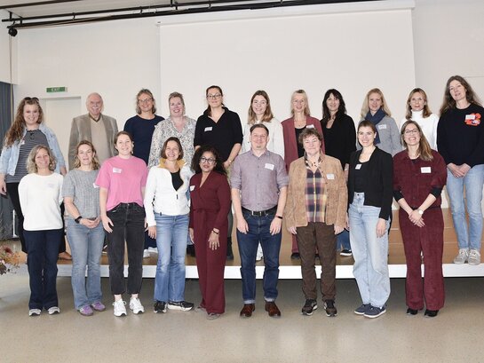 Das Foto zeigt die Teilnehmenden der Veranstaltung in zwei Reihen aufgestellt in die Kamera lächeln.