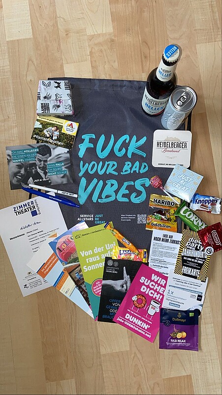 Ein Bild des ausgebreiteten Inhalts einer Ersti-Tüte, die wir gepackt haben.