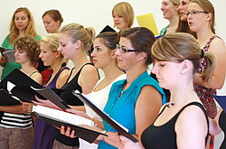 Das Foto zeigt singende Frauen des Hochschulchores.