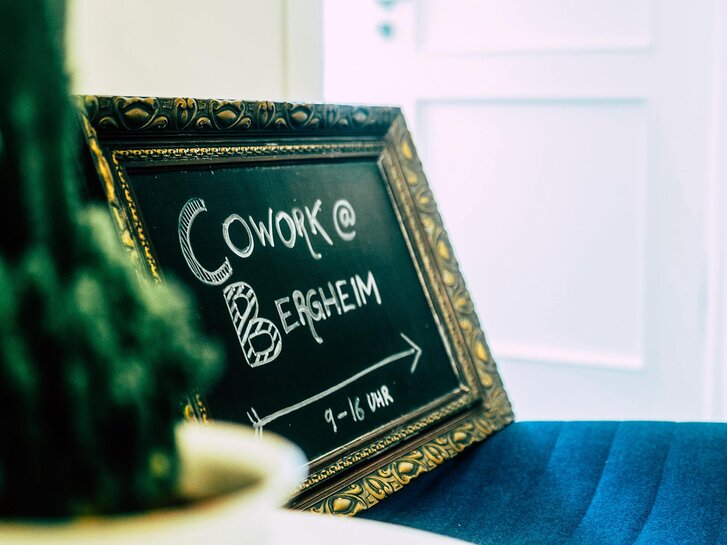 Ein Schild auf dem Co-Working steht