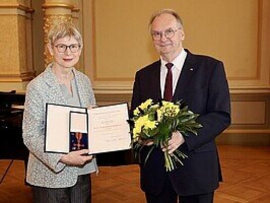 Das Foto zeigt die Übergabe des Bundesverdienstkreuz an Prof. Dr. Regina Leven durch Dr. Reiner Haseloff, Ministerpräsident von Sachsen-Anhalt.