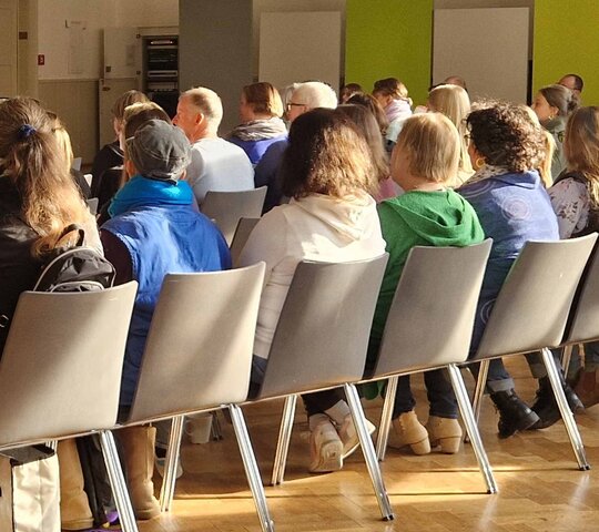 Mitarbeitende der Verwaltung der Pädagogischen Hochschule Heidelberg hören einem Vortrag der Personalabteilung zu.  