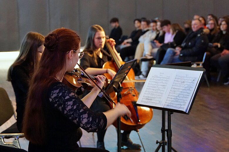 Zu sehen sind Studierende die gemeinsam musizieren.