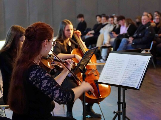 Zu sehen sind Studierende die gemeinsam musizieren.