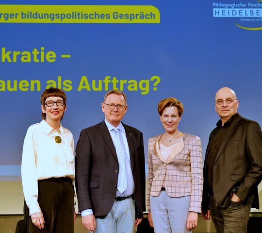 Zu sehen ist die Referentengruppe mit Moderator und Rektorin