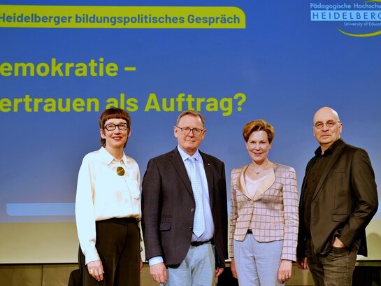Zu sehen ist die Referentengruppe mit Moderator und Rektorin