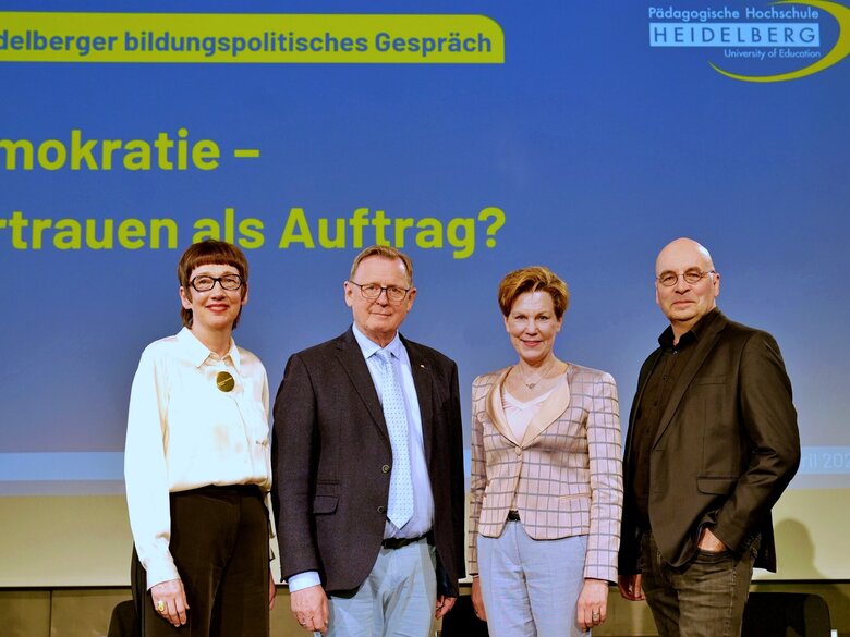 Zu sehen ist die Referentengruppe mit Moderator und Rektorin