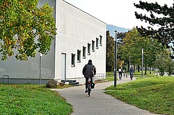Das Bild zeigt die Ausenfassade des Hörsaalgebäudes der PH Heidelberg. Hörsaalgebäude