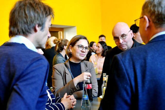 Zu sehen sind Prorektorin Vach im Gespräch mit Moderator Armin Himmelrath und weiteren Personen.