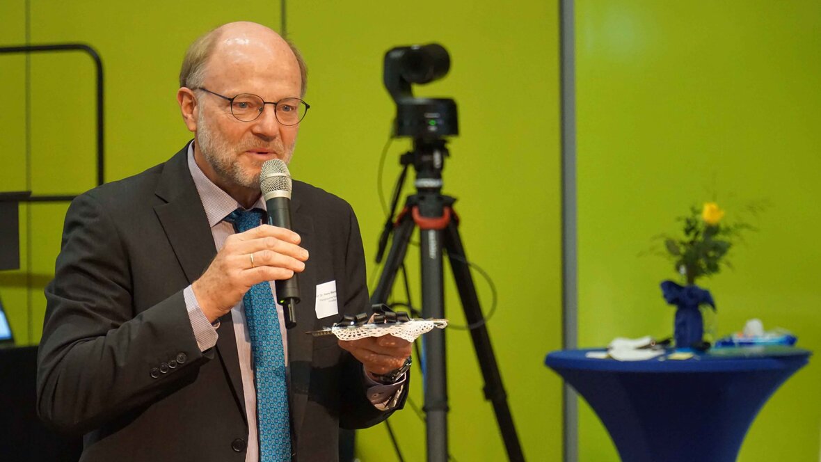 Prof. Dr. Hans-Werner Huneke hält eine Rede.